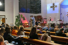 Firmvorbereitung mit Tauferinnerungsgottesdienst in St. Maria, Wolfhagen (Foto: Karl-Franz Thiede)